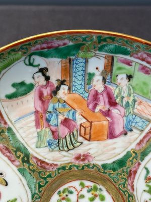 A large Chinese Canton famille rose dish and eight plates, 19th C. — photo 13