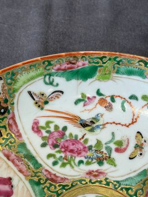 A large Chinese Canton famille rose dish and eight plates, 19th C. — photo 14