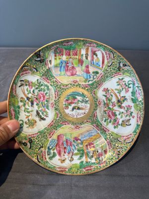 A large Chinese Canton famille rose dish and eight plates, 19th C. — photo 18
