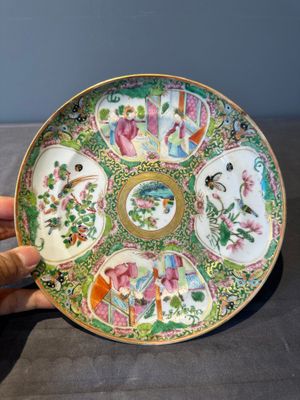 A large Chinese Canton famille rose dish and eight plates, 19th C. — photo 20