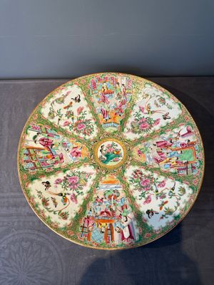 A large Chinese Canton famille rose dish and eight plates, 19th C. — photo 2