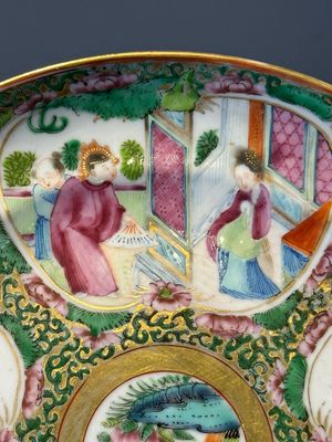 A large Chinese Canton famille rose dish and eight plates, 19th C. — photo 21