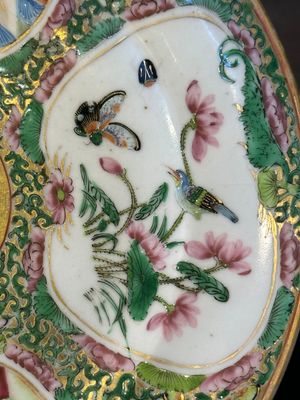 A large Chinese Canton famille rose dish and eight plates, 19th C. — photo 22