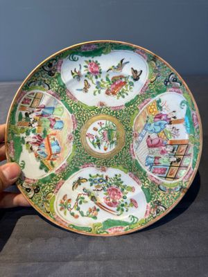 A large Chinese Canton famille rose dish and eight plates, 19th C. — photo 25