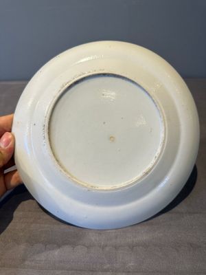 A large Chinese Canton famille rose dish and eight plates, 19th C. — photo 27