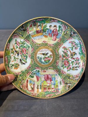 A large Chinese Canton famille rose dish and eight plates, 19th C. — photo 30
