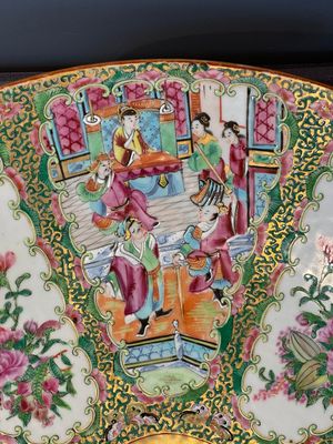 A large Chinese Canton famille rose dish and eight plates, 19th C. — photo 3
