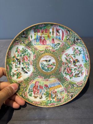 A large Chinese Canton famille rose dish and eight plates, 19th C. — photo 34