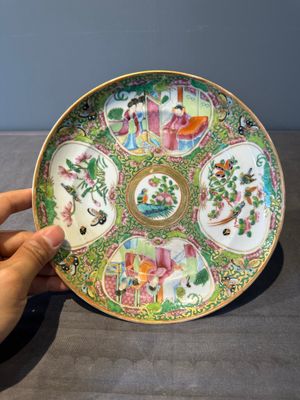 A large Chinese Canton famille rose dish and eight plates, 19th C. — photo 36