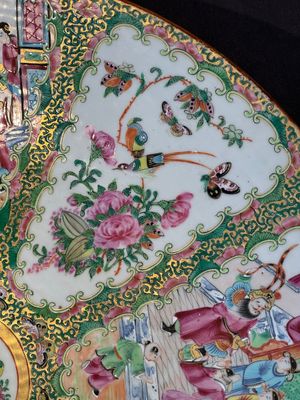 A large Chinese Canton famille rose dish and eight plates, 19th C. — photo 4