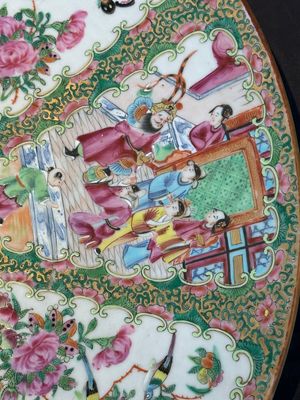 A large Chinese Canton famille rose dish and eight plates, 19th C. — photo 5
