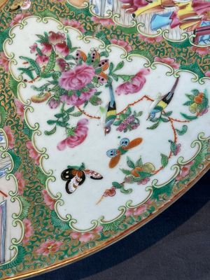 A large Chinese Canton famille rose dish and eight plates, 19th C. — photo 6