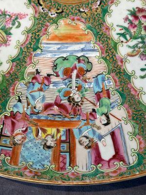 A large Chinese Canton famille rose dish and eight plates, 19th C. — photo 7