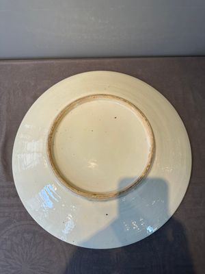A large Chinese Canton famille rose dish and eight plates, 19th C. — photo 9