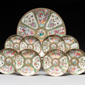 A large Chinese Canton famille rose dish and eight plates, 19th C. — photo 1