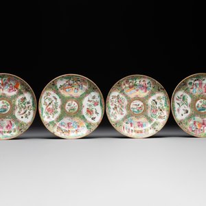 A large Chinese Canton famille rose dish and eight plates, 19th C. — photo 2