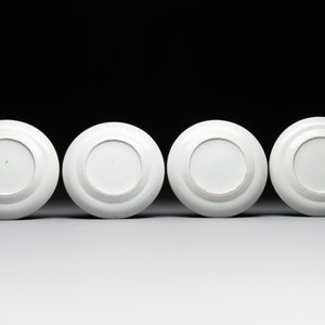 A large Chinese Canton famille rose dish and eight plates, 19th C. — photo 3
