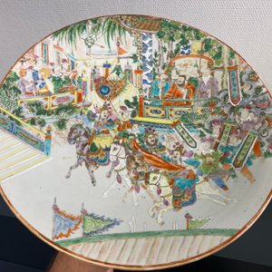 A large Chinese Canton famille rose 'horseriders' dish, 19th C. — 照片 3