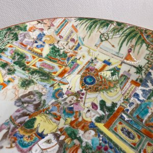 A large Chinese Canton famille rose 'horseriders' dish, 19th C. — 照片 6