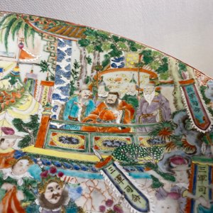 A large Chinese Canton famille rose 'horseriders' dish, 19th C. — 照片 7