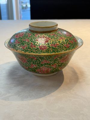 A large Chinese Canton famille rose 'lotus' Bencharong bowl and cover for the Thai market, 19th C. — photo 2