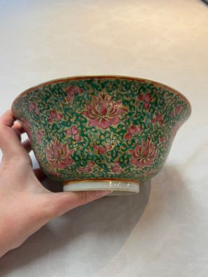 A large Chinese Canton famille rose 'lotus' Bencharong bowl and cover for the Thai market, 19th C. — photo 3