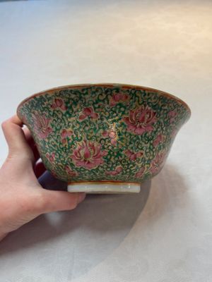 A large Chinese Canton famille rose 'lotus' Bencharong bowl and cover for the Thai market, 19th C. — photo 6