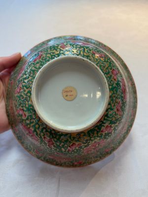 A large Chinese Canton famille rose 'lotus' Bencharong bowl and cover for the Thai market, 19th C. — photo 8