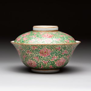 A large Chinese Canton famille rose 'lotus' Bencharong bowl and cover for the Thai market, 19th C. — photo 1