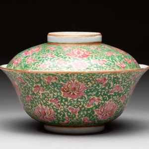 A large Chinese Canton famille rose 'lotus' Bencharong bowl and cover for the Thai market, 19th C. — photo 2