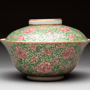 A large Chinese Canton famille rose 'lotus' Bencharong bowl and cover for the Thai market, 19th C. — photo 3