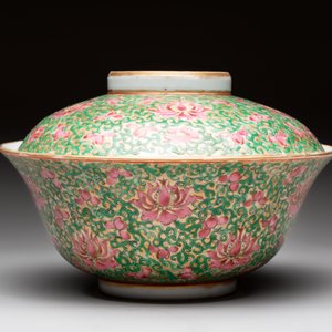 A large Chinese Canton famille rose 'lotus' Bencharong bowl and cover for the Thai market, 19th C. — photo 4