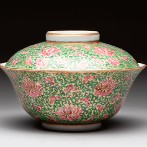 A large Chinese Canton famille rose 'lotus' Bencharong bowl and cover for the Thai market, 19th C. — photo 5