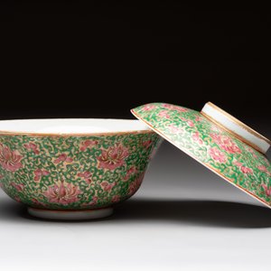 A large Chinese Canton famille rose 'lotus' Bencharong bowl and cover for the Thai market, 19th C. — photo 6