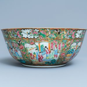 A large Chinese Canton famille rose monogrammed bowl, 19th C. — 照片 4