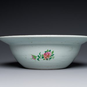 A large Chinese Canton famille rose 'Qi Lin Song Zi 麒麟送子' basin, 19th C. — photo 3