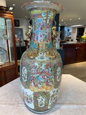 A large Chinese Canton famille rose vase and cover with narrative design, 19th C. — photo 1