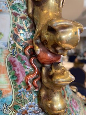 A large Chinese Canton famille rose vase and cover with narrative design, 19th C. — photo 14