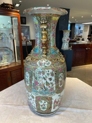 A large Chinese Canton famille rose vase and cover with narrative design, 19th C. — photo 2