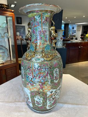 A large Chinese Canton famille rose vase and cover with narrative design, 19th C. — photo 3