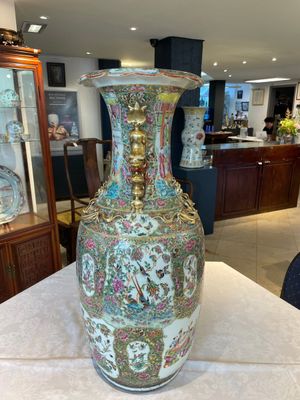 A large Chinese Canton famille rose vase and cover with narrative design, 19th C. — photo 4