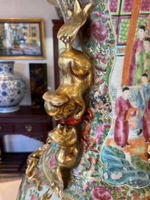 A large Chinese Canton famille rose vase and cover with narrative design, 19th C. — photo 5