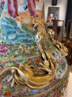 A large Chinese Canton famille rose vase and cover with narrative design, 19th C. — photo 6