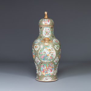 A large Chinese Canton famille rose vase and cover with narrative design, 19th C. — photo 2