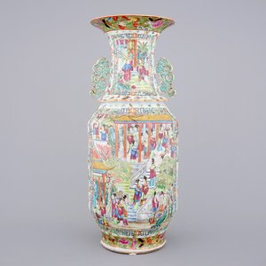 A large Chinese Canton famille rose vase with court scenes, Daoguang, 19th C. — photo 1