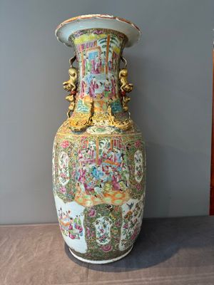 A large Chinese Canton famille rose vase with narrative design, 19th C. — 照片 1