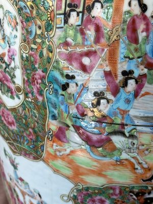 A large Chinese Canton famille rose vase with narrative design, 19th C. — 照片 11