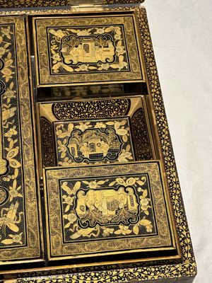 A large Chinese Canton gilt black lacquer tray, thee boxes and a fan, 19th C. — 照片 29
