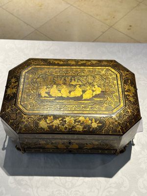 A large Chinese Canton gilt black lacquer tray, thee boxes and a fan, 19th C. — 照片 35
