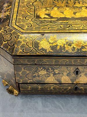 A large Chinese Canton gilt black lacquer tray, thee boxes and a fan, 19th C. — 照片 39